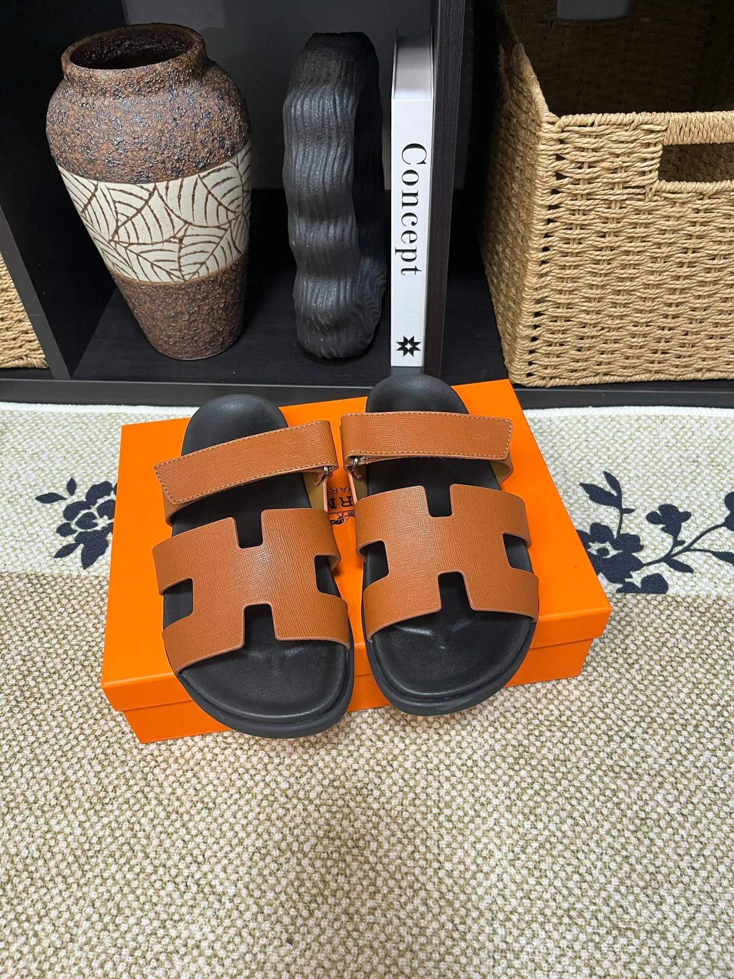 P300 Long-term stock Hermes men’s Kazimir slippers for couples - top quality woven calfskin functional sandals with intertwined uppers inspired by the “H” iconic pattern to create a casual look, perfect for summer. Imported cowhide + cowhide lining + TUP outsole Size: 35-46